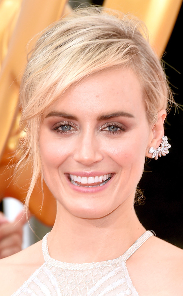 taylor-schilling pırlanta küpe